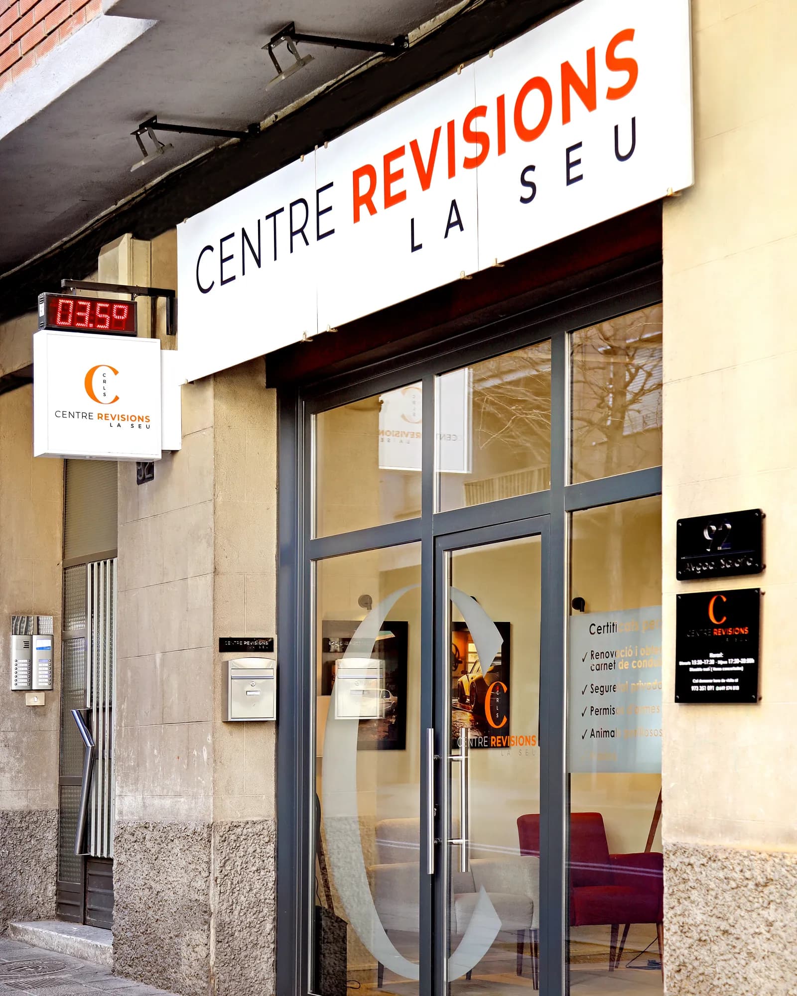 Façana del Centre Revisions La Seu a l'avinguda Salòria, 92